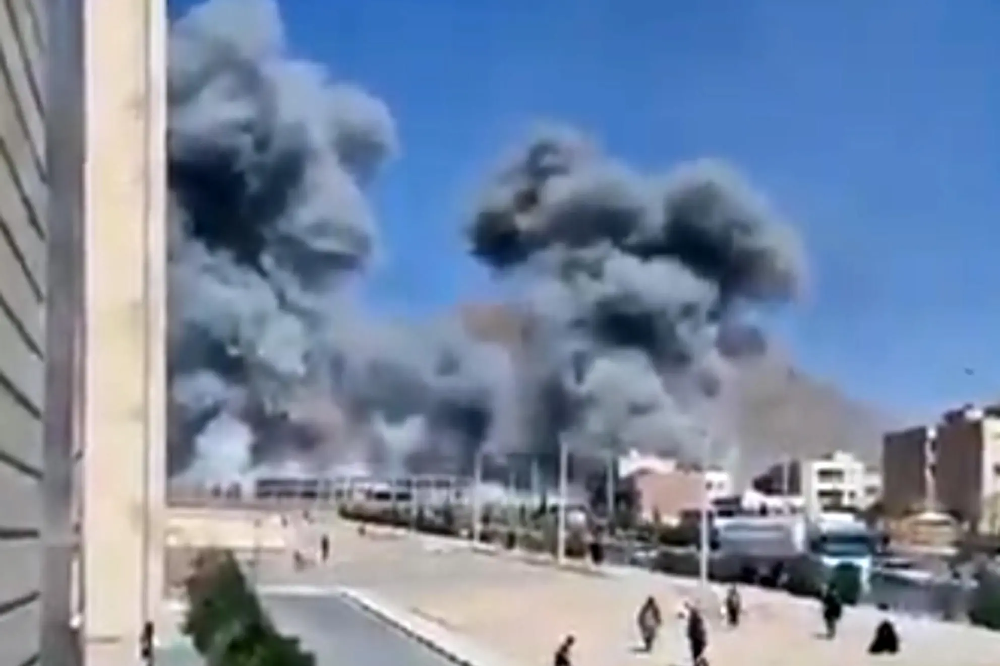 Frame video social di Farah Alkaabneh, "gli attacchi aerei statunitensi e israeliani hanno preso di mira la caserma Imam Ali della Guardia rivoluzionaria iraniana a Najafabad, a ovest di Isfahan" scrive nel post. Isfahan, 7 marzo 2026. X/FARAH ALKAABNEH +++ ATTENZIONE LA FOTO NON PUO' ESSERE PUBBLICATA O RIPRODOTTA SENZA L'AUTORIZZAZIONE DELLA FONTE DI ORIGINE CUI SI RINVIA+++ NPK +++