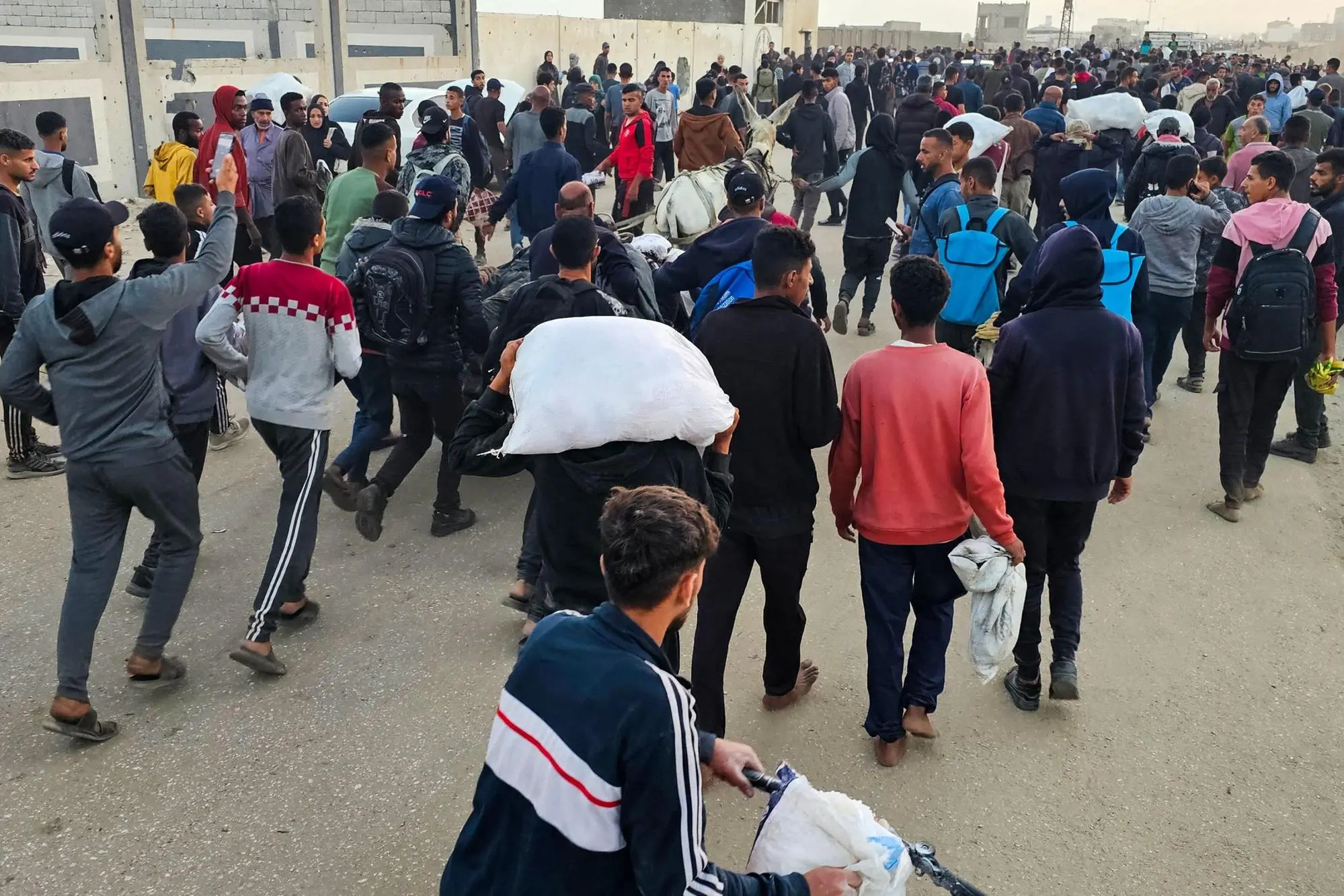 Un centro di distribuzione aiuti umanitari a Rafah (Ansa)