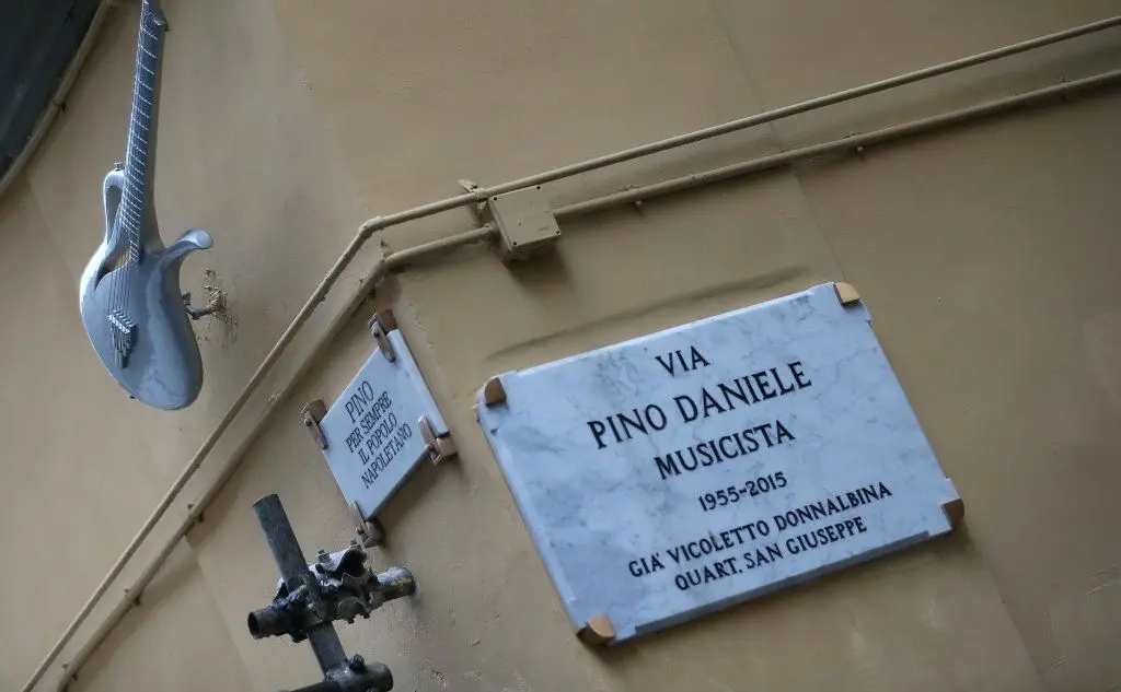 La targa e la chitarra in onore del cantante a Napoli