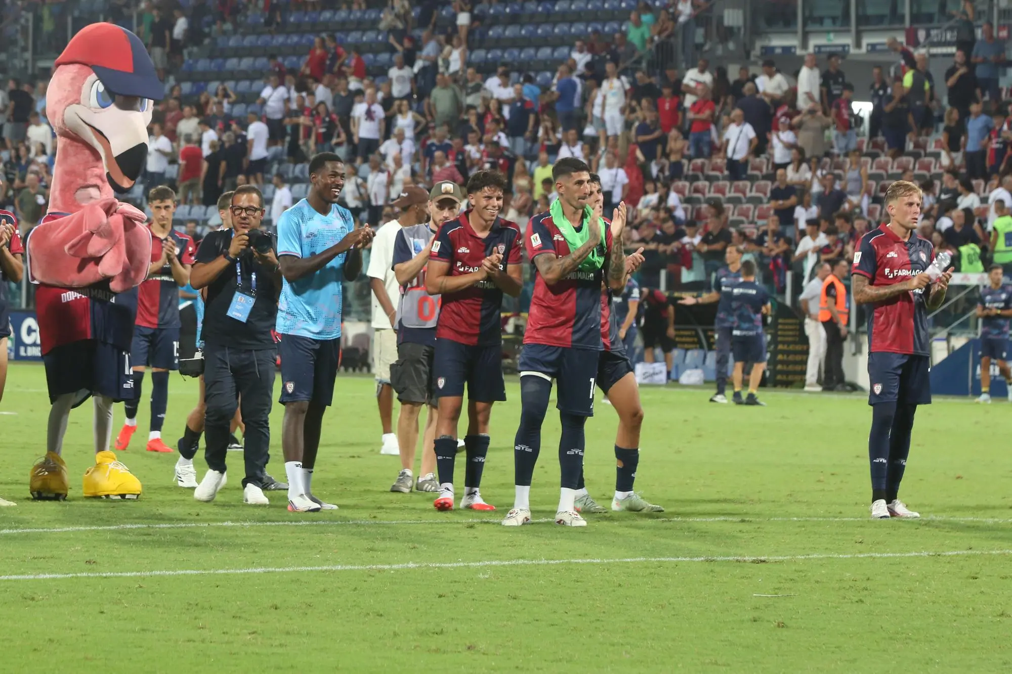Il Cagliari esulta dopo la vittoria in Coppa Italia contro l'Arezzo (foto Fabio Murru)