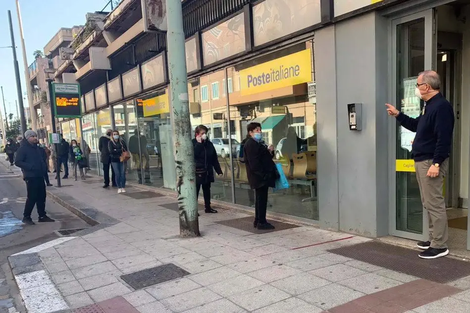 Cagliari, fila alle poste (archivio US - Ungari)
