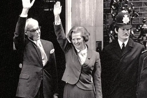 Margareth Thatcher saluta la folla il giorno del suo insediamento in Downing Street, il 4 maggio 1979