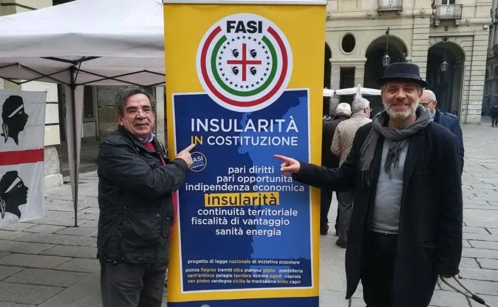 A sinistra Renzo Caddeo in piazza per la battaglia sull'insularità (foto Fasi)
