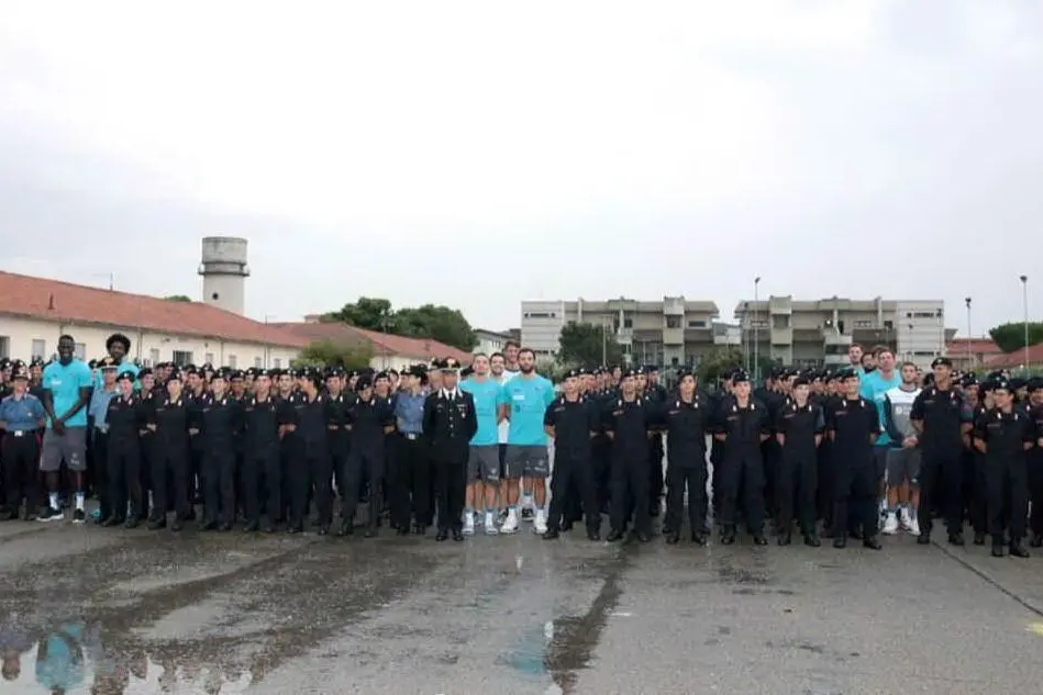 Gli Allievi carabinieri della Scuola di Iglesias insieme ai giocatori della Dinamo