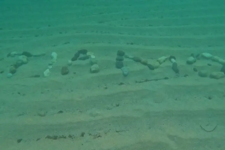 La scritta in fondo al mare di Balai (foto concessa)