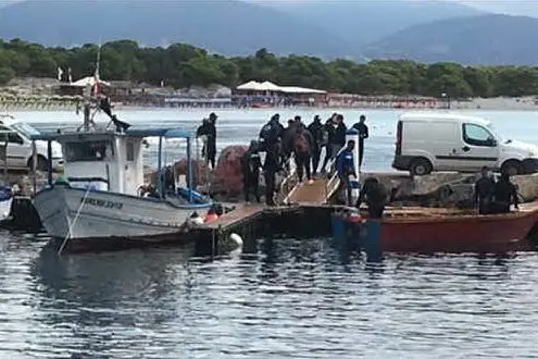 Uno sbarco di migranti dall'Algeria
