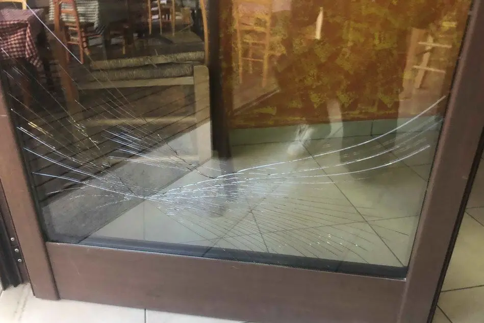 Il vetro danneggiato (foto - L'Unione Sarda - Sirigu)