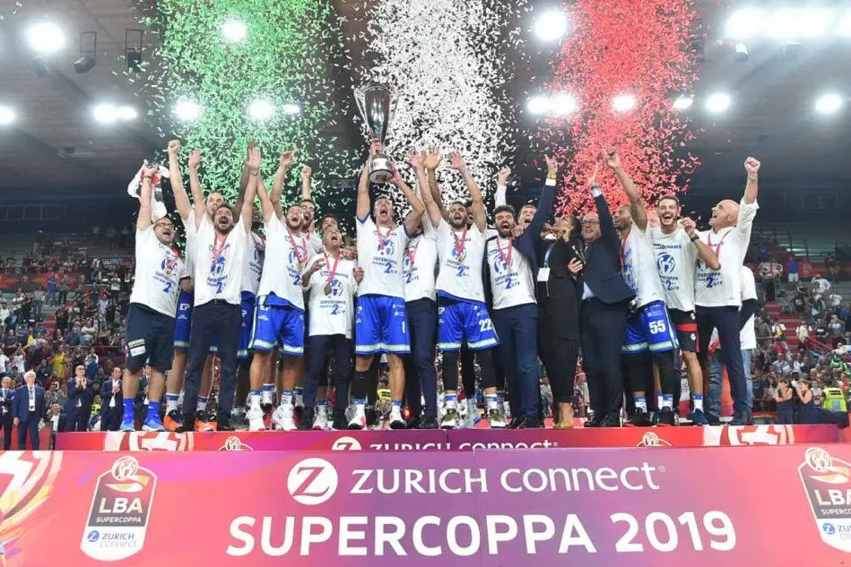 La Dinamo alla premiazione della Supercoppa 2019 (archivio L'Unione Sarda)