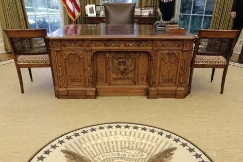 La scrivania del presidente, rimasta invariata, e un primo piano del sigillo presidenziale
