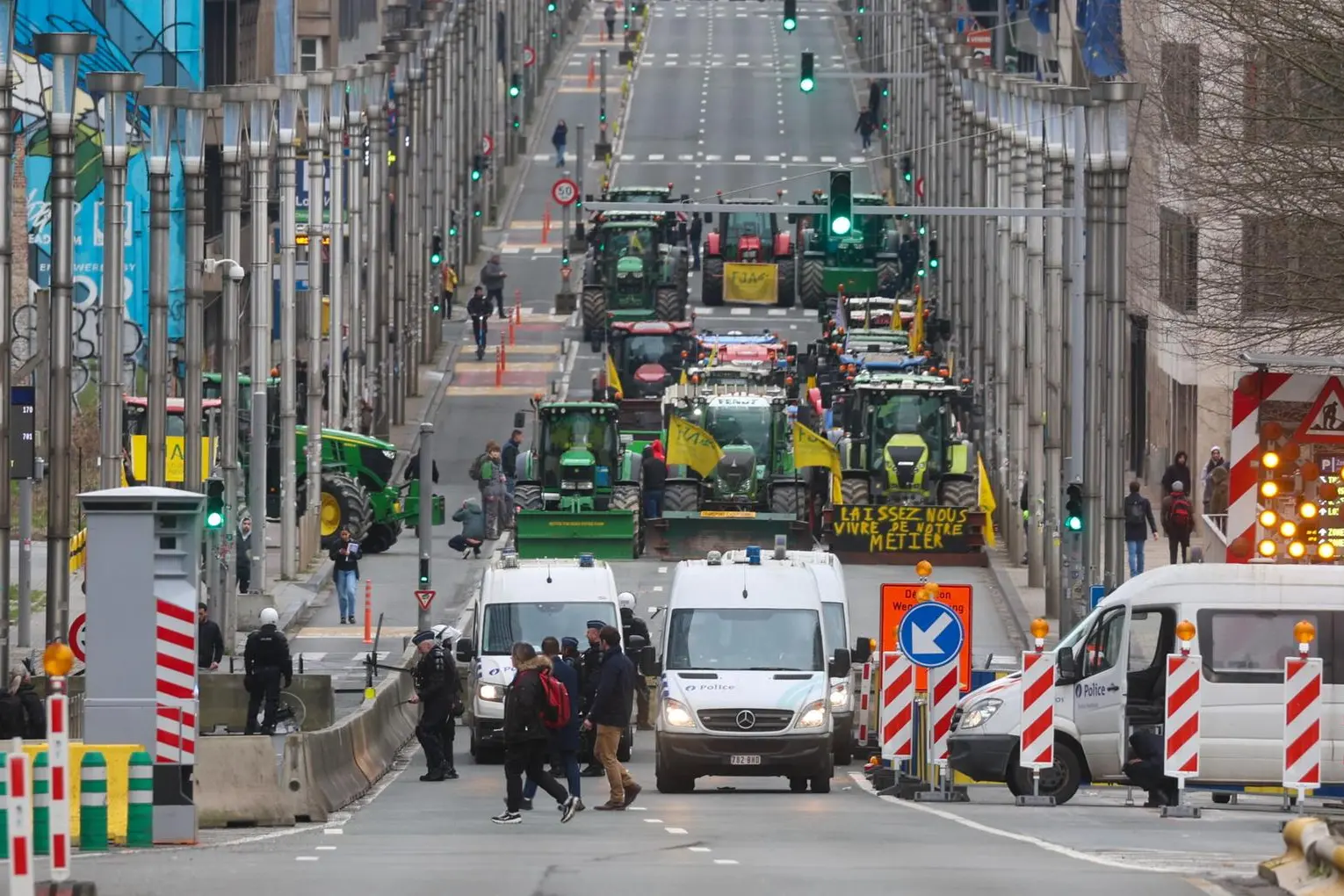 Trattori a Bruxelles (foto Ansa/Epa)