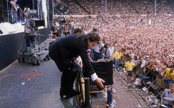 Durante un live, Bono prende una ragazza dal pubblico