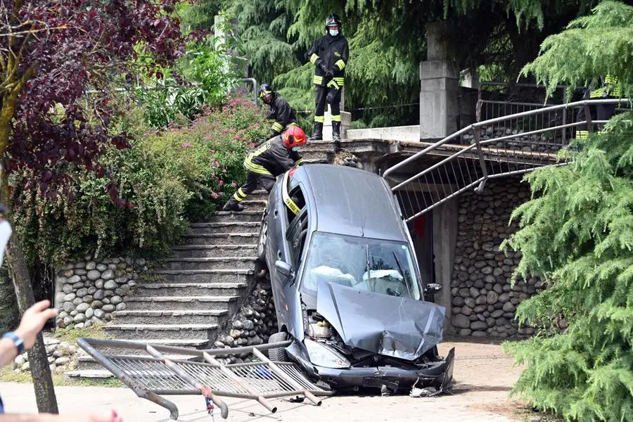L'auto uscita di strada (Ansa)
