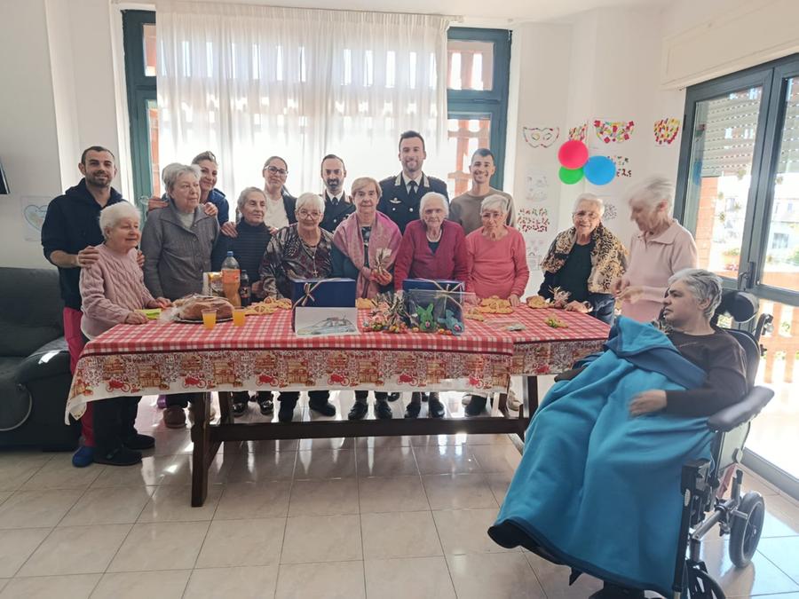 San Gavino Monreale, visita dei carabinieri agli anziani della casa di riposo: «Ci fate sentire meno soli»