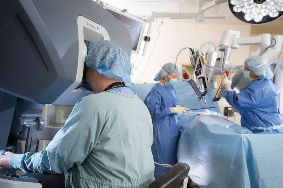 Chirurghi in sala operatoria mentre utilizzano modernissimi robot