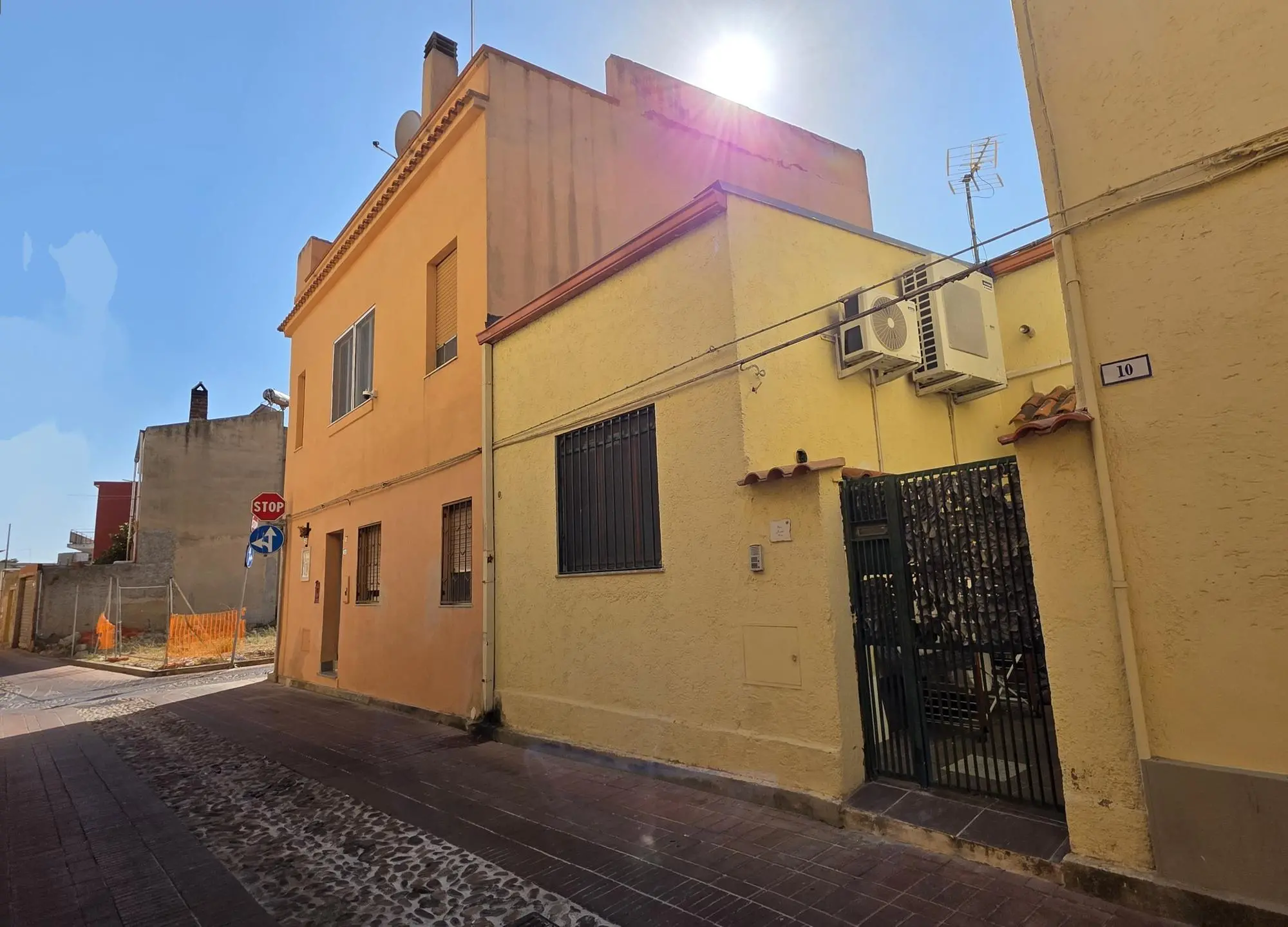 La palazzina dove è scoppiato un incendio ad Assemini (foto Sara Saiu)