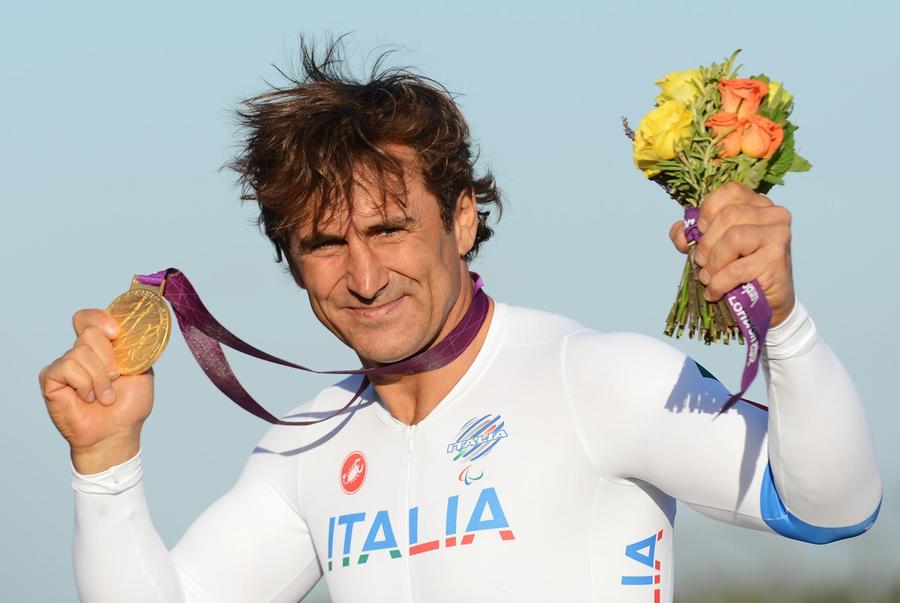 Le auto, gli incidenti, la rinascita: addio a Zanardi, l'ironman dalle mille sfide