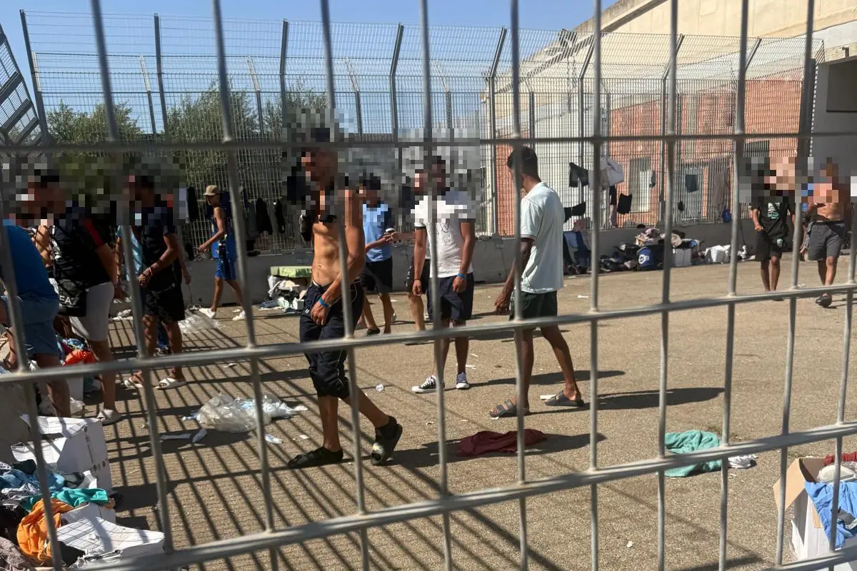 Migranti nel centro di accoglienza straordinaria di Monastir