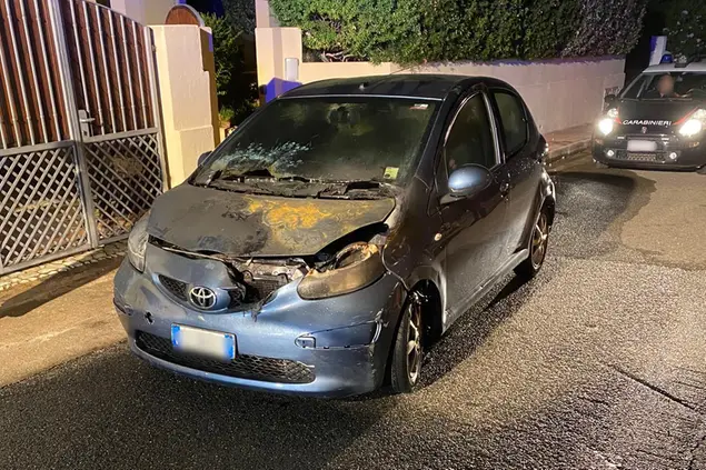 La Toyota Yaris bruciata (foto Secci)