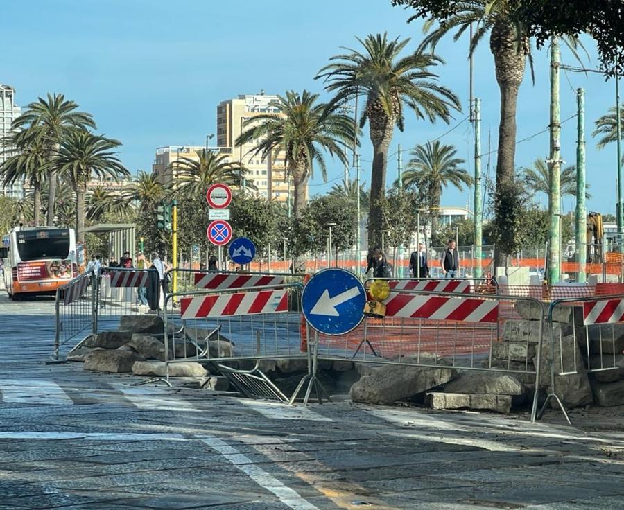 Basoli traballanti: transenne in via Roma