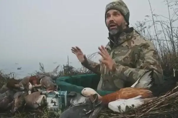 Un frame del video del figlio di Donald Trump che spara alle anatre a Venezia e in un'area tutelata