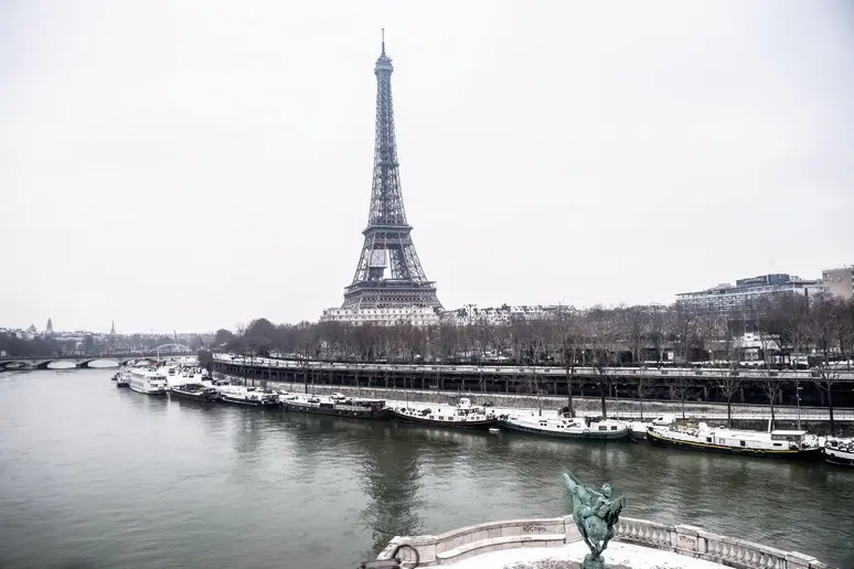 Parigi nella morsa del gelo (foto Ansa)