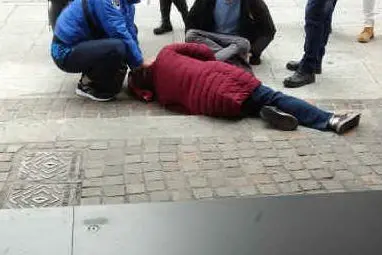 Una delle "vittime" del marciapiede (foto inviata da Mauro Sini)