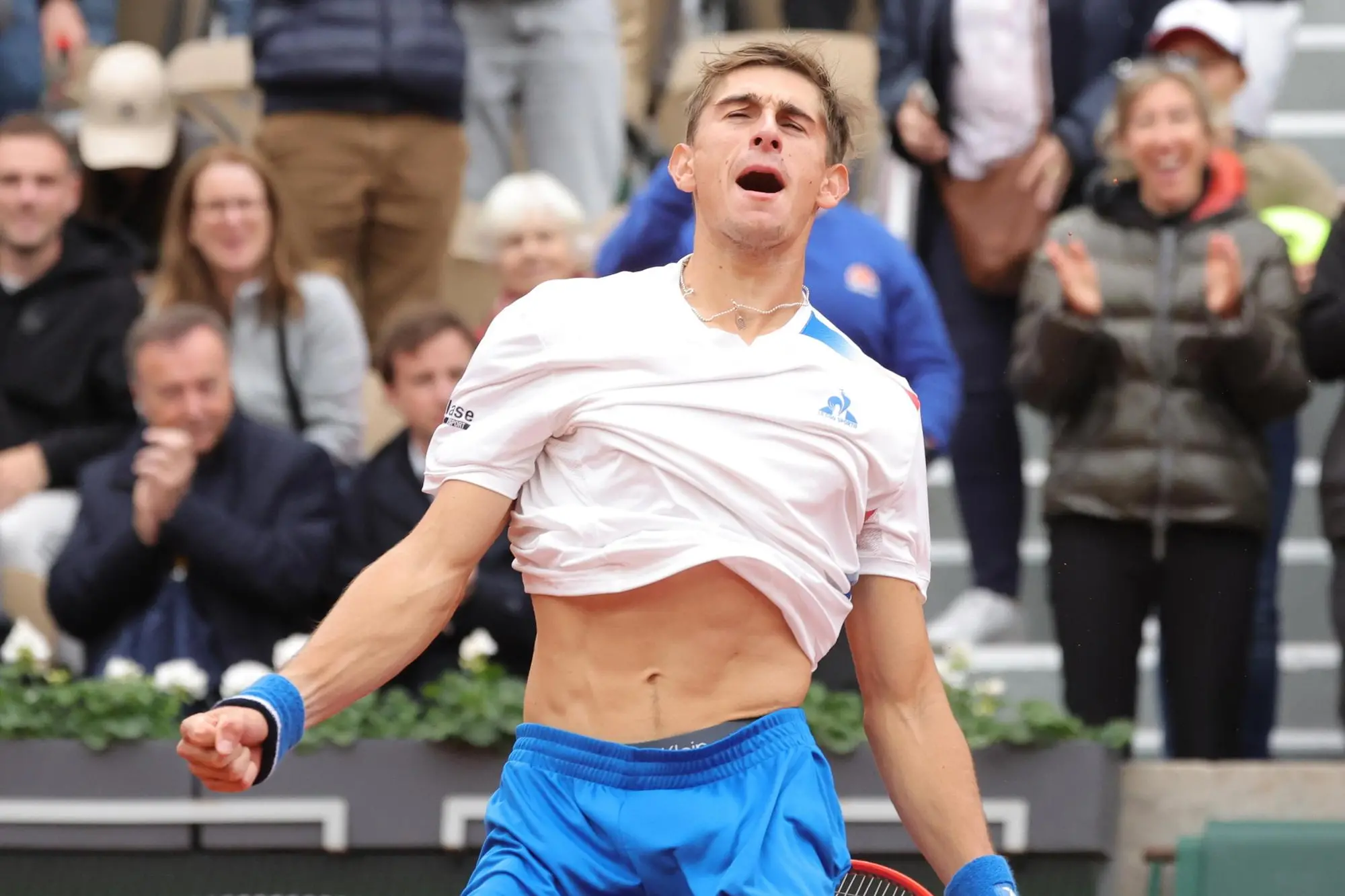 epa11381826 Matteo Arnaldi of Italy celebrates winning his men's singles third round match against Andrey Rublev of Russia at the French Open Grand Slam tennis tournament at Roland Garros in Paris, France, 31 May 2024. EPA/TERESA SUAREZ