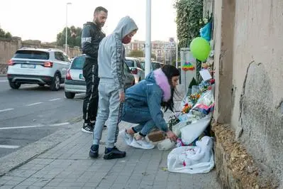 Fiori e pensieri per Daniele sul luogo della tragedia (archivio L'Unione Sarda)