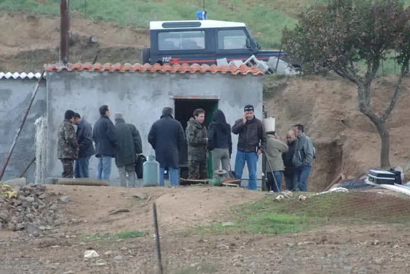 Inquirenti sul luogo del delitto (foto archivio L'Unione Sarda)