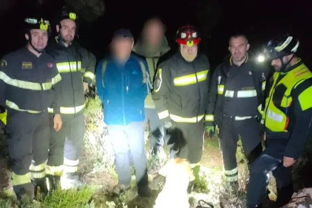 I due anziani dopo i soccorsi (Foto Vigili del fuoco)