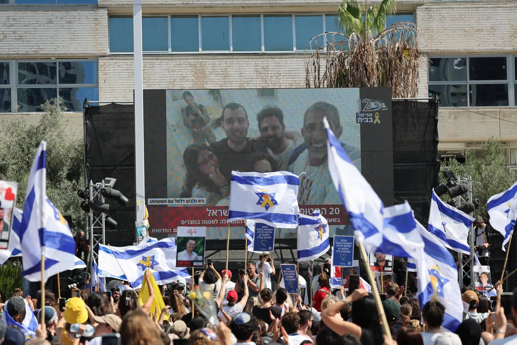 epaselect epa12450063 Israelis celebrate the release of hostages held by Hamas as they watch from a screen at Hostage Square in Tel Aviv, Israel, 13 October 2025. As part of the ceasefire agreement between Israel and Hamas, some 20 Israeli captives and around 2,000 Palestinian prisoners are scheduled to be released on 13 October. EPA/ABIR SULTAN