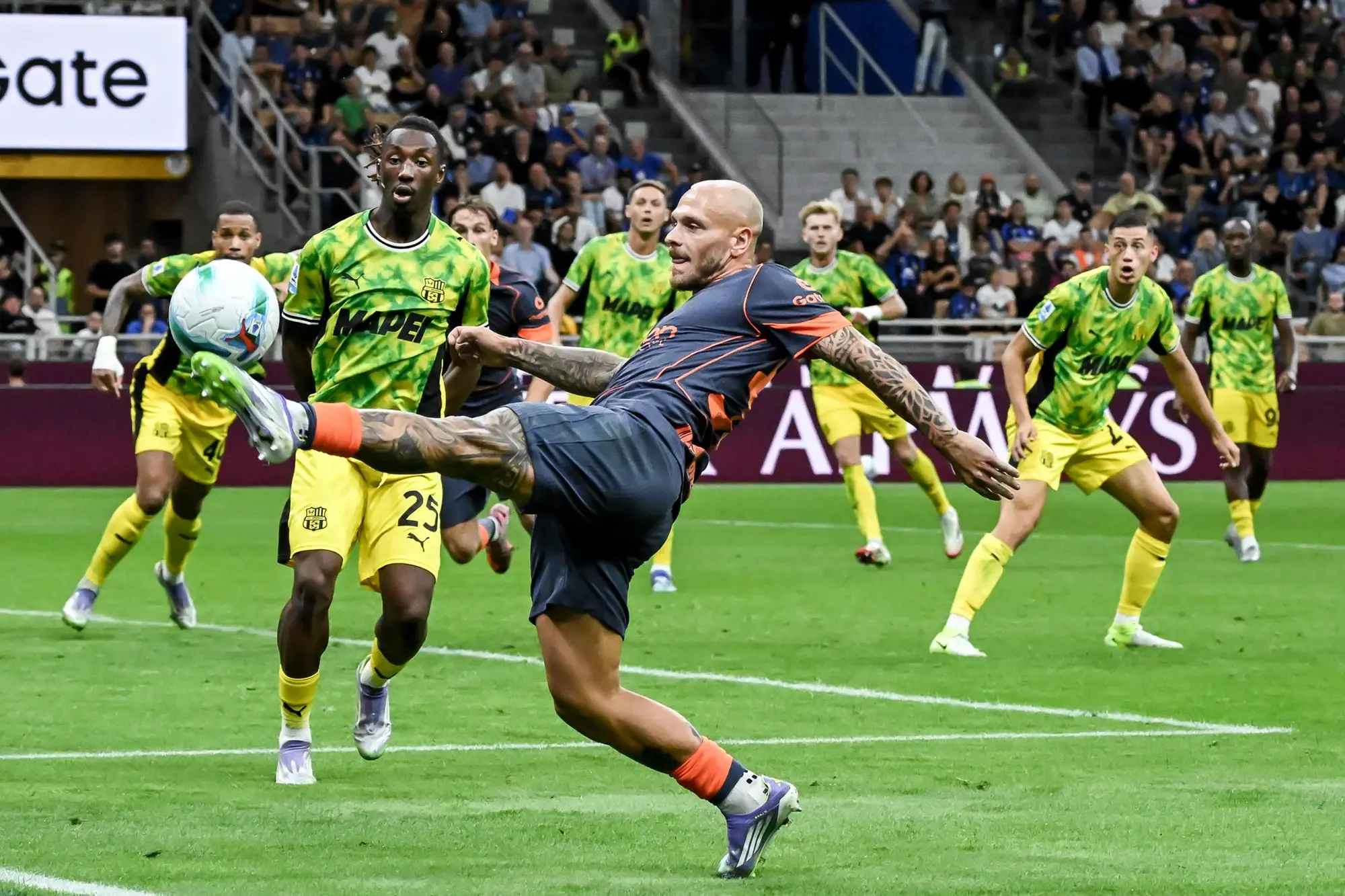Inter’s Alessandro Di Marco in action during the Italian serie A soccer match between Inter and Sassuolo at Giuseppe Meazza stadium in Milan, 21 September 2025. ANSA / MATTEO BAZZI