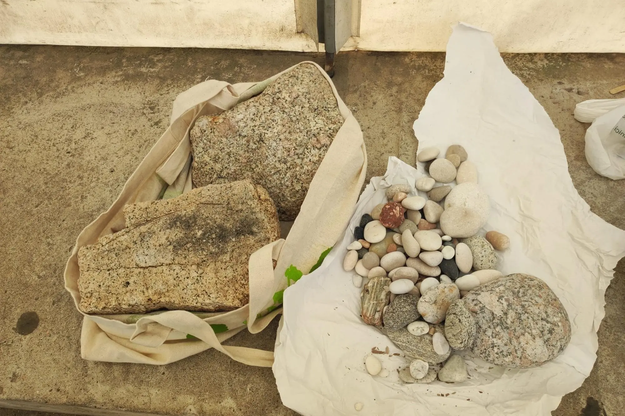Le pietre sequestrate a Olbia (foto @Adm)