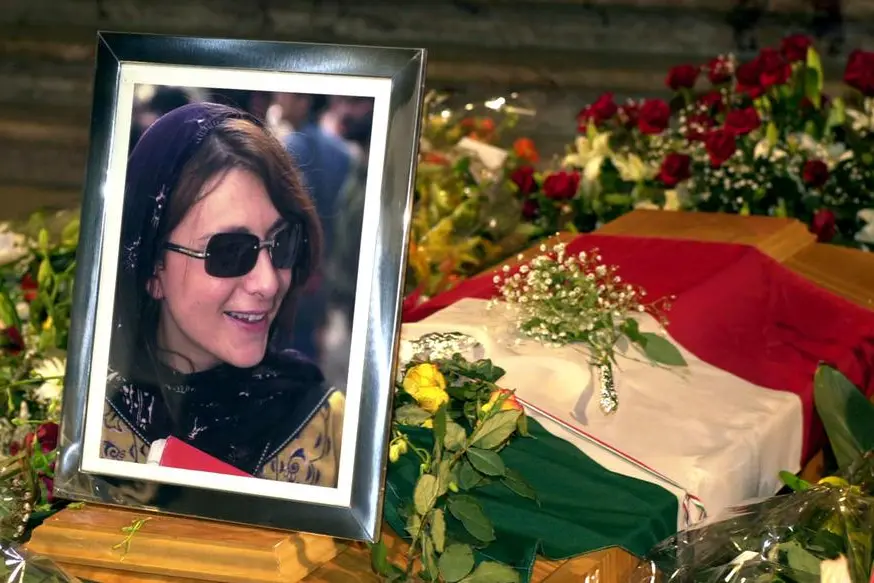 Una immagine d'archivio che mostra il ritratto di Maria Grazia Cutuli davanti al suo feretro in occasione della cerimonia funebre nel duomo di Catania. SCARDINO/ANSA