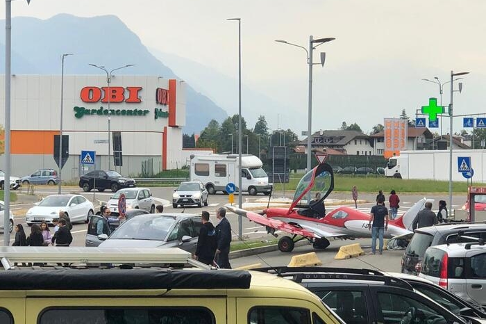 Ultraleggero atterra nel parcheggio di un supermercato: attimi di terrore, 5 feriti