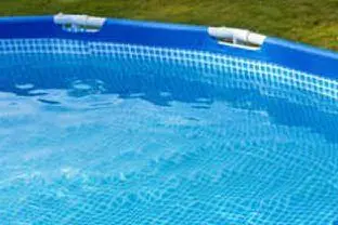 Una piscina di plastica