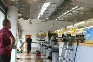 vigili del fuoco in azione per il crollo del controsoffitto