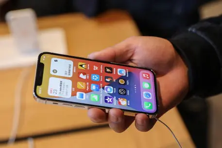 Uno smartphone (Ansa - Epa)