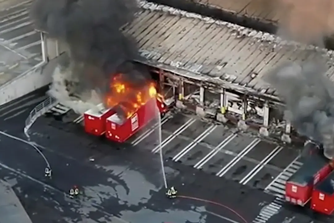 Domato il maxi incendio a Milano, le immagini aeree del rogo