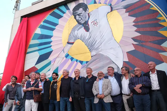 Il murale dedicato a Gigi Riva (foto Ungari)