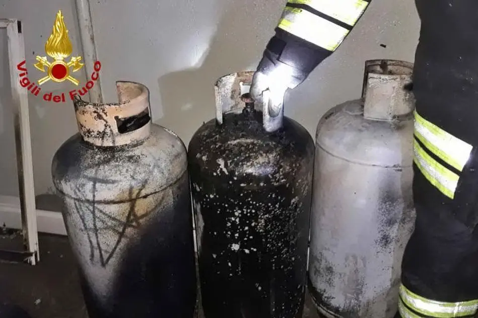 Le bombole recuperate a Oristano (Foto Vigili del fuoco