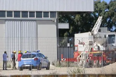 Oristano, la gru dalla quale è caduto l'operaio di Quartu