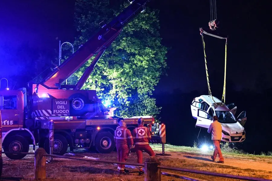 L'auto tirata fuori dal fiume (Ansa - Magni)