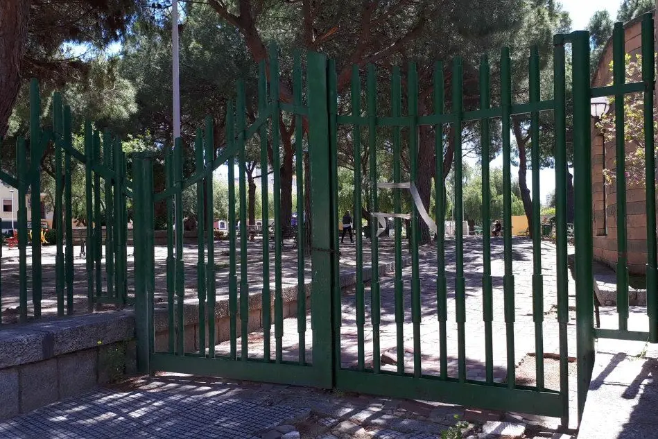 Il cancello chiuso al parco Matteotti di Quartu