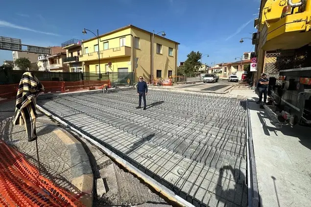 Il sovralluogo di Nizzi sul nuovo ponte del rio Gaddhuresu (foto Facebook)