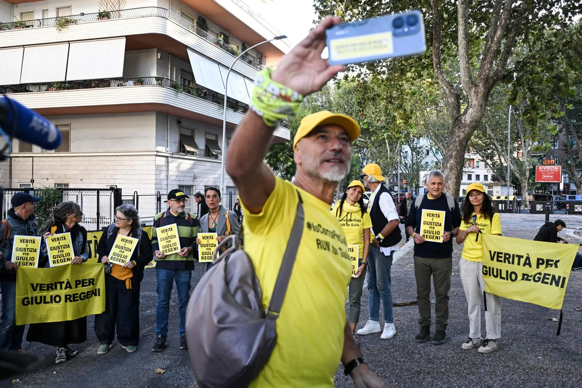 Regeni, 007 egiziani condannati a dieci anni per il sequestro: nessuna condanna per la morte Manifestanti con cartelli davanti al tribunale di piazzale Clodio prima della sentenza del processo per la morte di Giulio Regeni. ANSA/RICCARDO ANTIMIANI