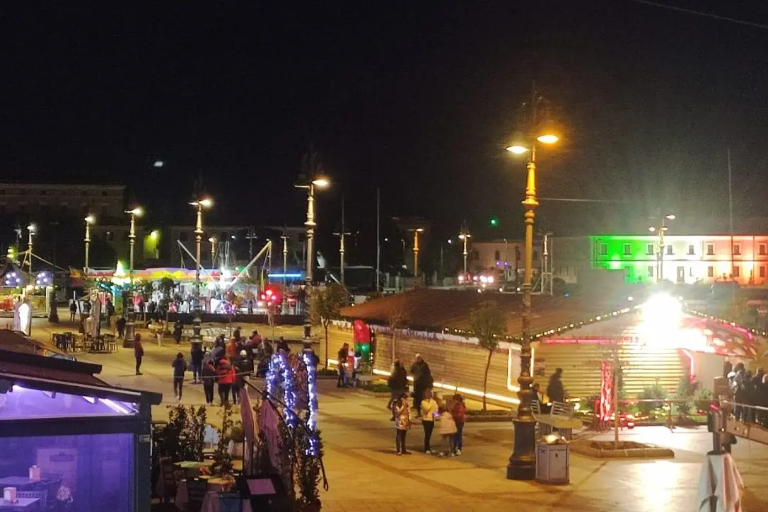 Casa di Babbo Natale e giostre (foto Ronchi)