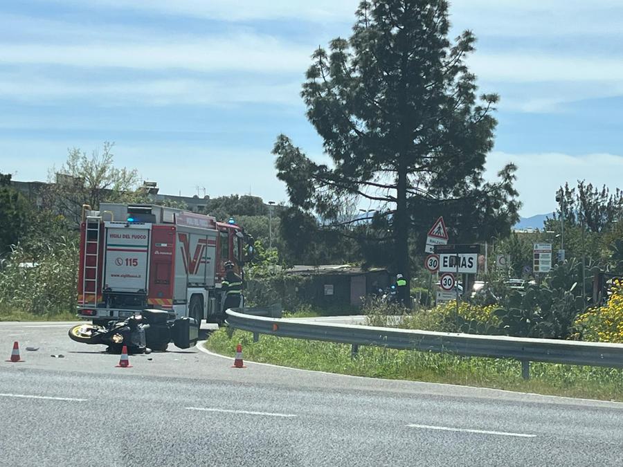 Elmas, volo dalla moto a un giardino dopo lo scontro: solo ferite lievi