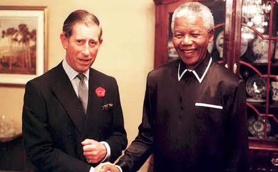 Nel 1993 vince il Nobel mentre nell'anno successivo diventa presidente del Sudafrica. Nell'immagine con il principe Carlo