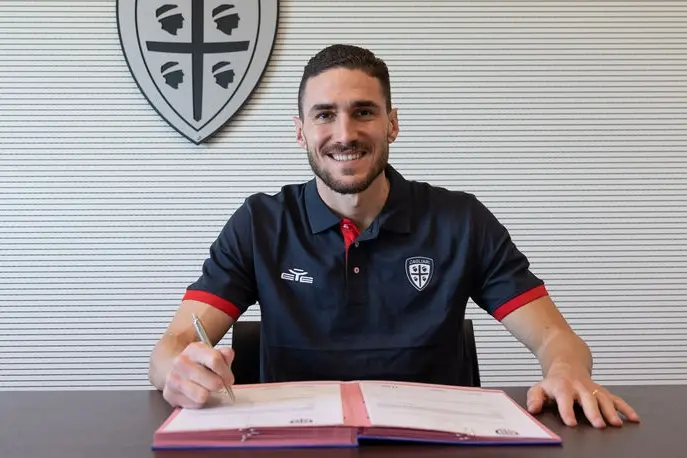 Paulo Azzi firma il contratto fino al 2025 (Cagliari calcio)